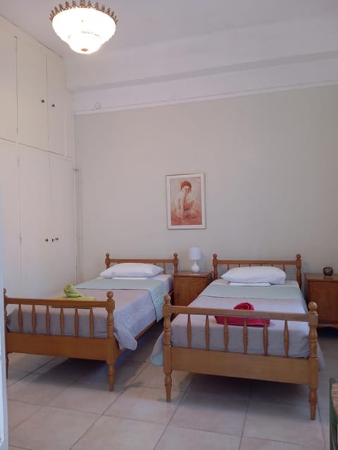 Room with garden 5' from metro - 2 beds Vacation rental in Athens