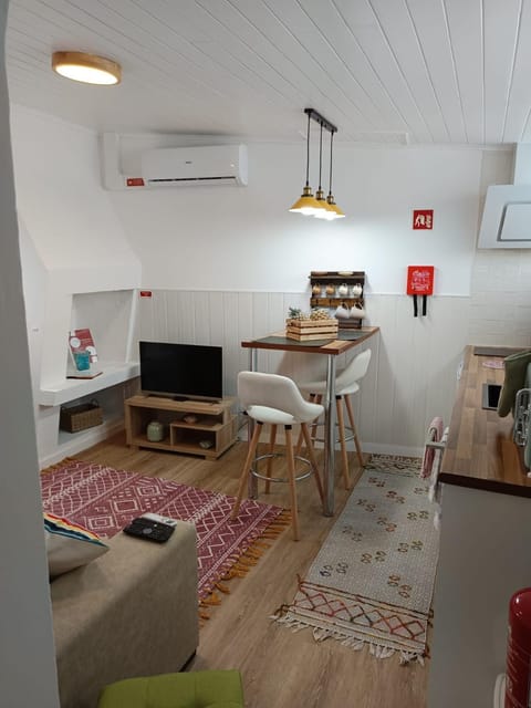 TV and multimedia, Kitchen or kitchenette, Living room, Seating area, Dining area, microwave, minibar, toaster, air conditioner