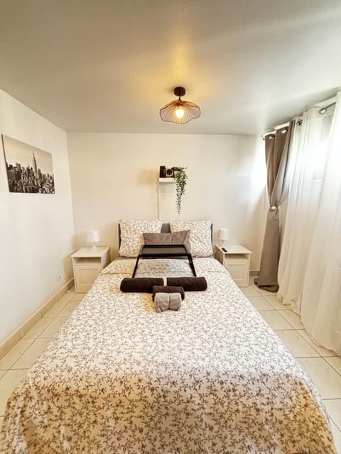 Studio et Projecteur à 100 m du Métro Apartment in Saint-Denis, France