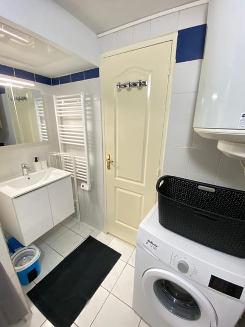 Studio et Projecteur à 100 m du Métro Apartment in Saint-Denis, France