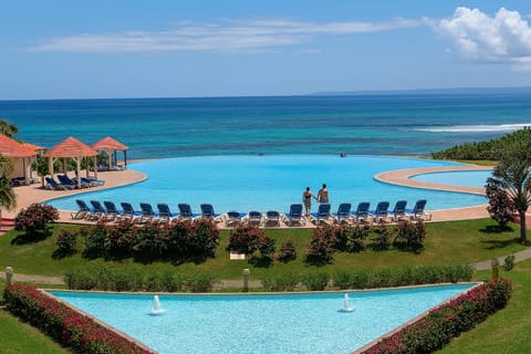 Day, Natural landscape, Pool view, Swimming pool, sunbed