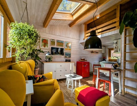 Living room, Seating area, Dining area, oven, pet friendly