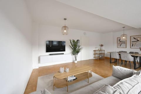 TV and multimedia, Living room, Seating area, Dining area