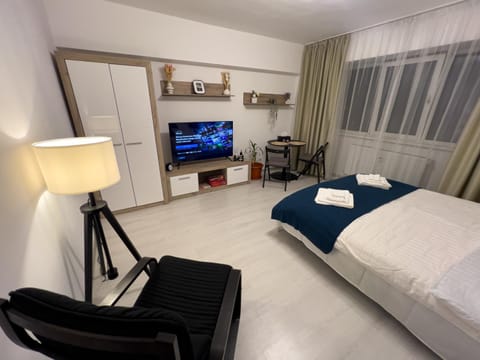 Communal lounge/ TV room, Bed, TV and multimedia, Living room, Photo of the whole room, Seating area, Evening entertainment, Bedroom, towels, towels