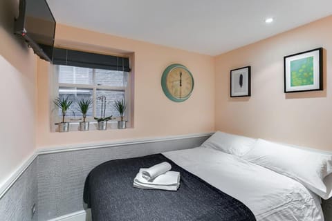 Bed, TV and multimedia, View (from property/room), Photo of the whole room, Evening entertainment, Bedroom, City view, towels