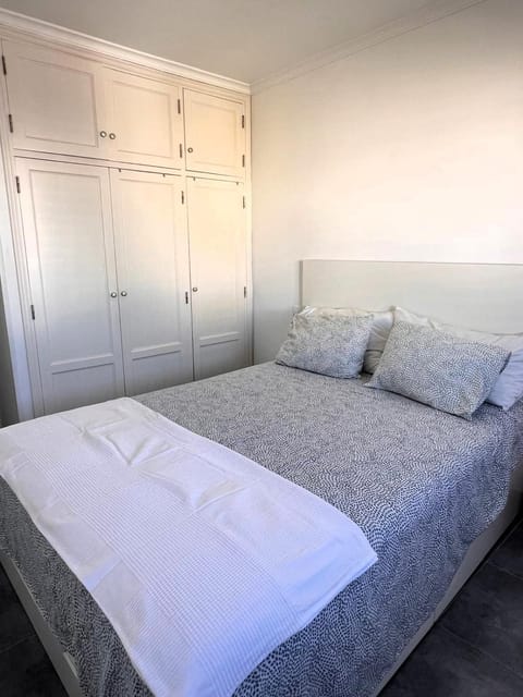 Photo of the whole room, Bedroom, wardrobe