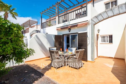 Property building, Balcony/Terrace, Seating area, Dining area
