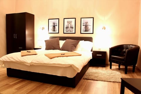 Bed, TV and multimedia, Photo of the whole room, Decorative detail, Bedroom