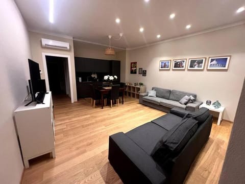 Communal lounge/ TV room, TV and multimedia, Living room, Dining area, Evening entertainment, air conditioner