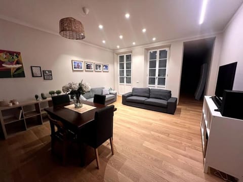 Communal lounge/ TV room, TV and multimedia, Living room, Seating area, Dining area, Evening entertainment