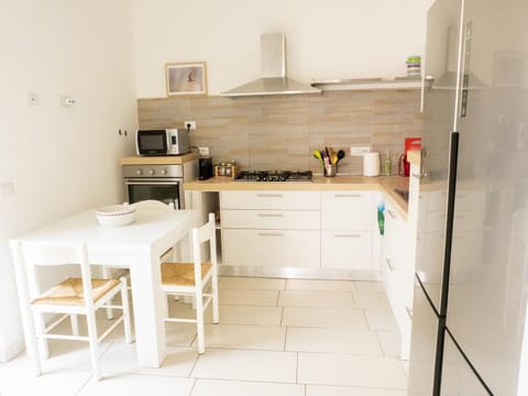 Kitchen or kitchenette, dishwasher, oven