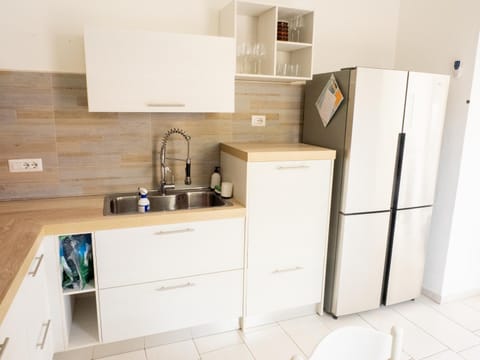 Kitchen or kitchenette, dishwasher, oven