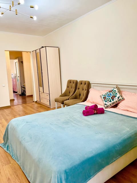 Bed, Photo of the whole room, towels