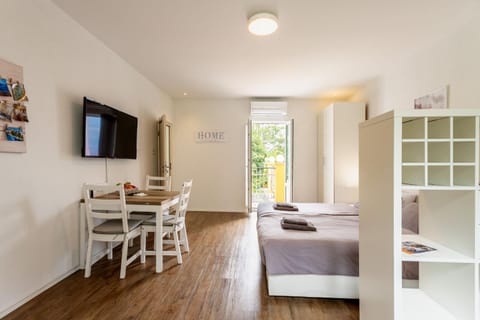 Living room, Dining area, Bedroom