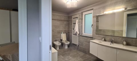 Shower, Toilet, Bathroom, bidet, towels