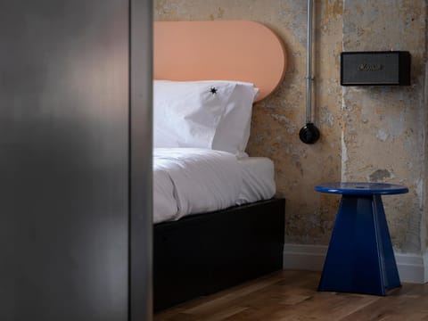 Bed, TV and multimedia, Decorative detail, Bedroom