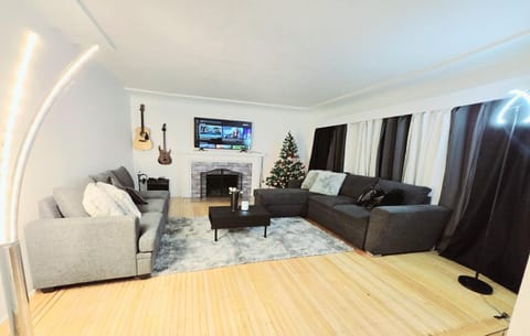 Spacious Private Cozy 2br Home with TeePee Dining Room! Private Parking! Self Check-in Villa in Burnaby