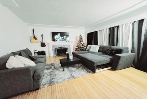 Spacious Private Cozy 2br Home with TeePee Dining Room! Private Parking! Self Check-in Villa in Burnaby