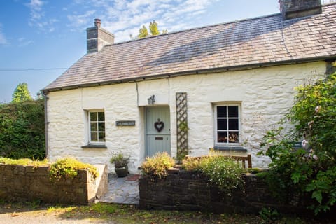 Property building, Day, Garden, Garden view, Landmark view