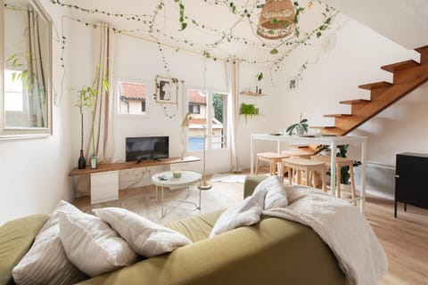 TV and multimedia, Kitchen or kitchenette, Living room, Seating area