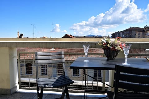 View (from property/room), Balcony/Terrace, Dining area, City view