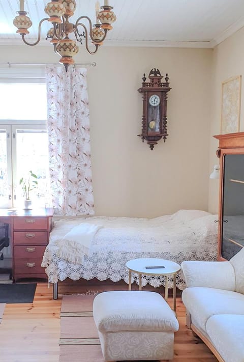 Bed, Living room, Photo of the whole room, Seating area, Bedroom