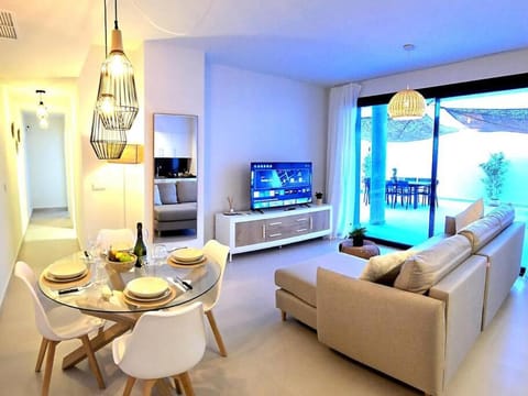 Samuel Luxury 2bedroom Apartment, Large patio, free wifi and private parking BY NAMASTE ELITE Apartment in Torremolinos