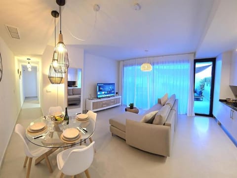 Samuel Luxury 2bedroom Apartment, Large patio, free wifi and private parking BY NAMASTE ELITE Apartment in Torremolinos