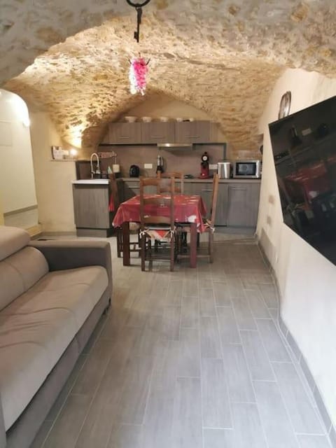 Kitchen or kitchenette, Seating area