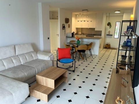 Kitchen or kitchenette, Living room, Seating area, Dining area