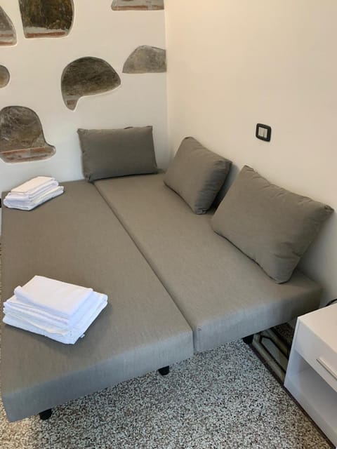 Bed, Living room, Photo of the whole room, Seating area, Bedroom, towels