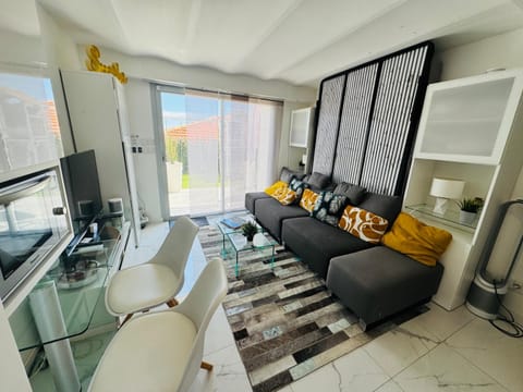 Studio vue mer dans villa moderne Apartment in Roquebrune-Cap-Martin