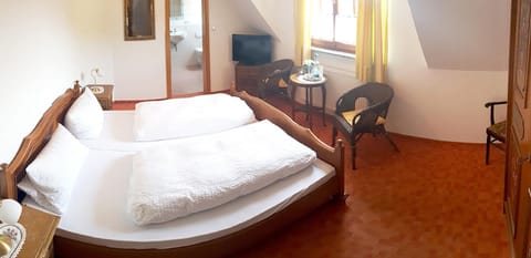 Bed, TV and multimedia, Photo of the whole room