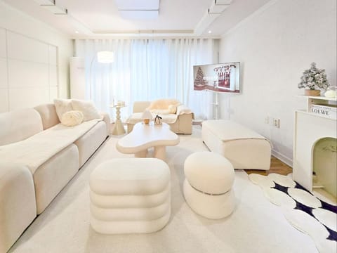 TV and multimedia, Living room, Seating area, internet