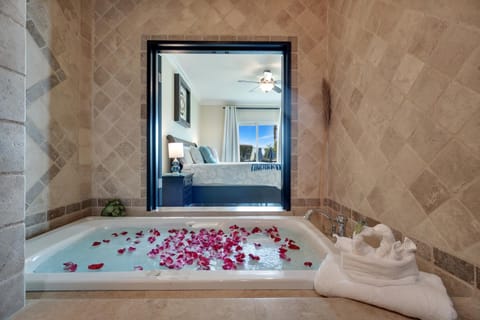Hot Tub, Bathroom, Bath, towels