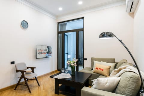 TV and multimedia, Living room, Seating area, air conditioner