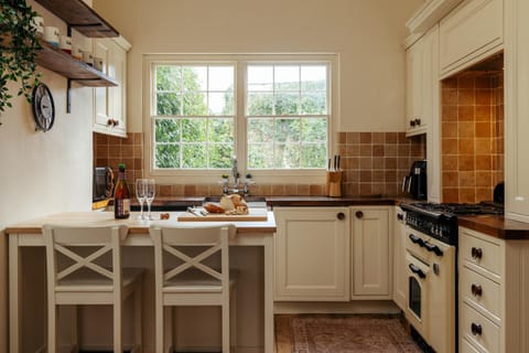 Coffee/tea facilities, Kitchen or kitchenette, Dining area, dishwasher, microwave, minibar, oven, pet friendly, stove, toaster, washing machine