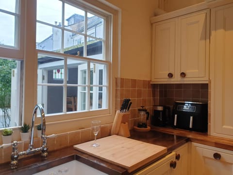 Kitchen or kitchenette, kitchen, kitchen