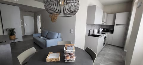 TV and multimedia, Coffee/tea facilities, Kitchen or kitchenette, Seating area, Dining area, stove, toaster