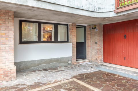 Property building, Facade/entrance, Day