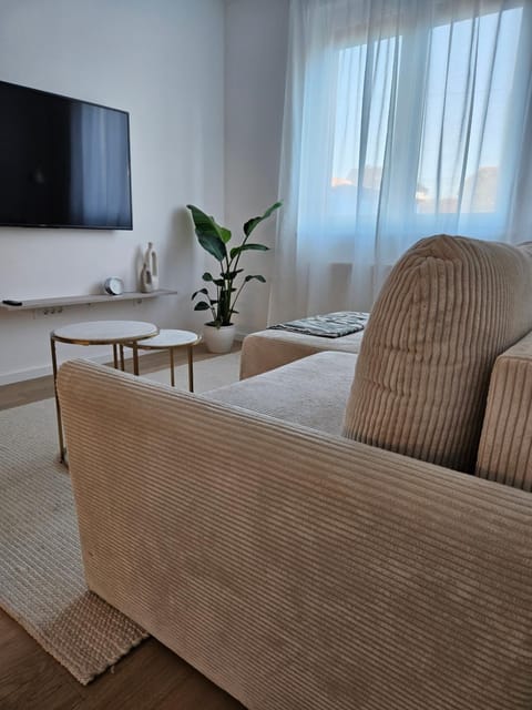 Communal lounge/ TV room, TV and multimedia, Living room, Seating area, Evening entertainment