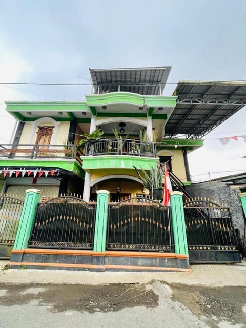 Property building, Day, Balcony/Terrace