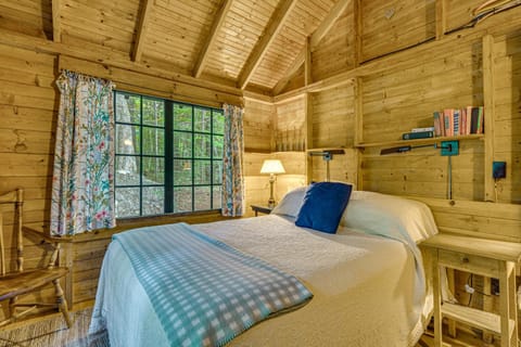 Rustic Cabin with Squam Lake Access and Fireplace! Cabin in Squam Lake