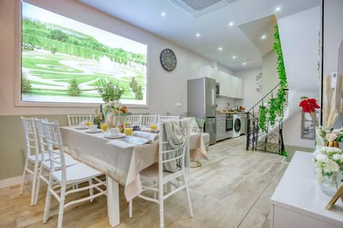 Kitchen or kitchenette, Living room, Seating area, Dining area, Food