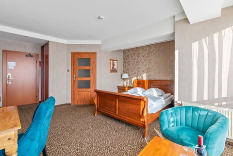 Bed, Living room, Photo of the whole room, Bedroom