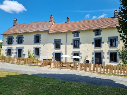Property building, Day, Summer, BBQ facilities, Balcony/Terrace, Seating area, River view, group of guests
