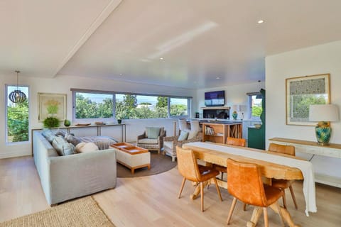 TV and multimedia, Living room, Seating area, Dining area