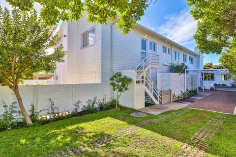 Property building, Day, Garden, Parking