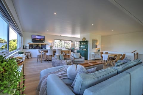 TV and multimedia, Kitchen or kitchenette, Living room, Seating area, Evening entertainment