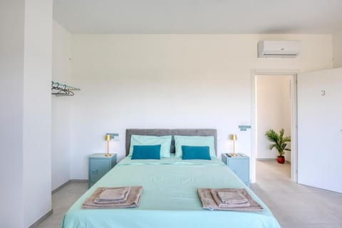 Bed, Photo of the whole room, Bedroom, air conditioner